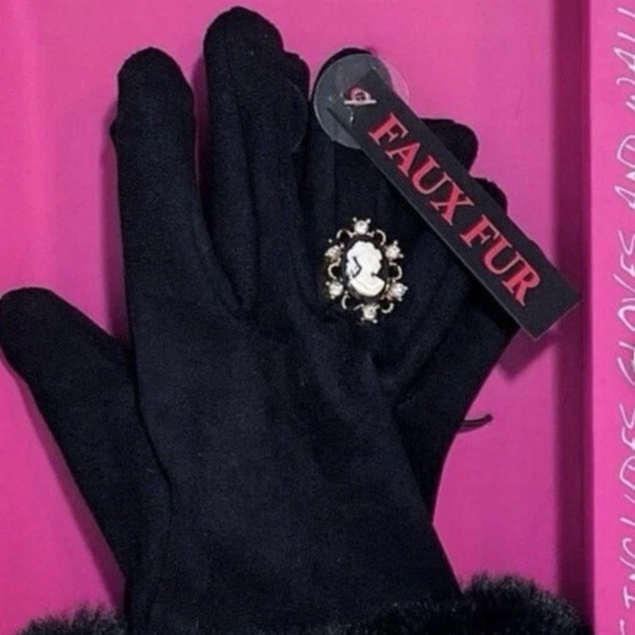 🪷 NIB Betsey Johnson Cameo Gloves & Wristlet Gift Set - Picture 9 of 15